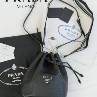 프라다 레플리카 매장판 23SS 로고 비텔로 다이노 은장로고 버킷백 | 명품 레플리카